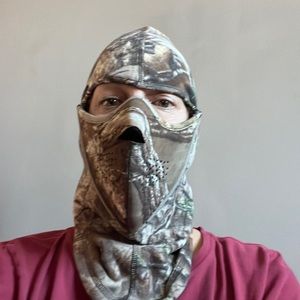 Hunting mask with magnets for easy opening and closure. Large/xlrg